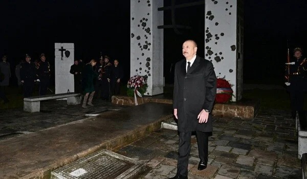 İlham Əliyev Azadlıq Qapısı abidəsini ziyarət etdi