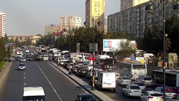 Yol Polisi tıxacı belə aradan qaldırdı -VİDEO