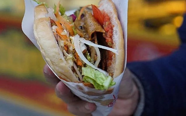 "Dönəri aldıqdan sonra gec yeyiblər" - Şagirdlərin zəhərləndiyi dönərxana sahibi