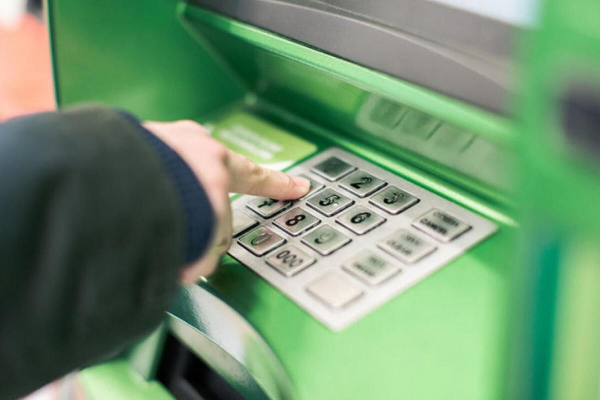 Anasının kartından oğurluq edib arvadına göndərən şəxs saxlanıldı - FOTO