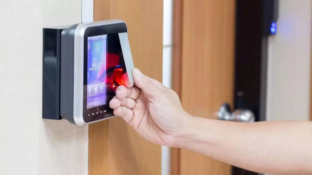 İllərlə işə hər kəsdən tez gələn işçi şirkətdən qovuldu