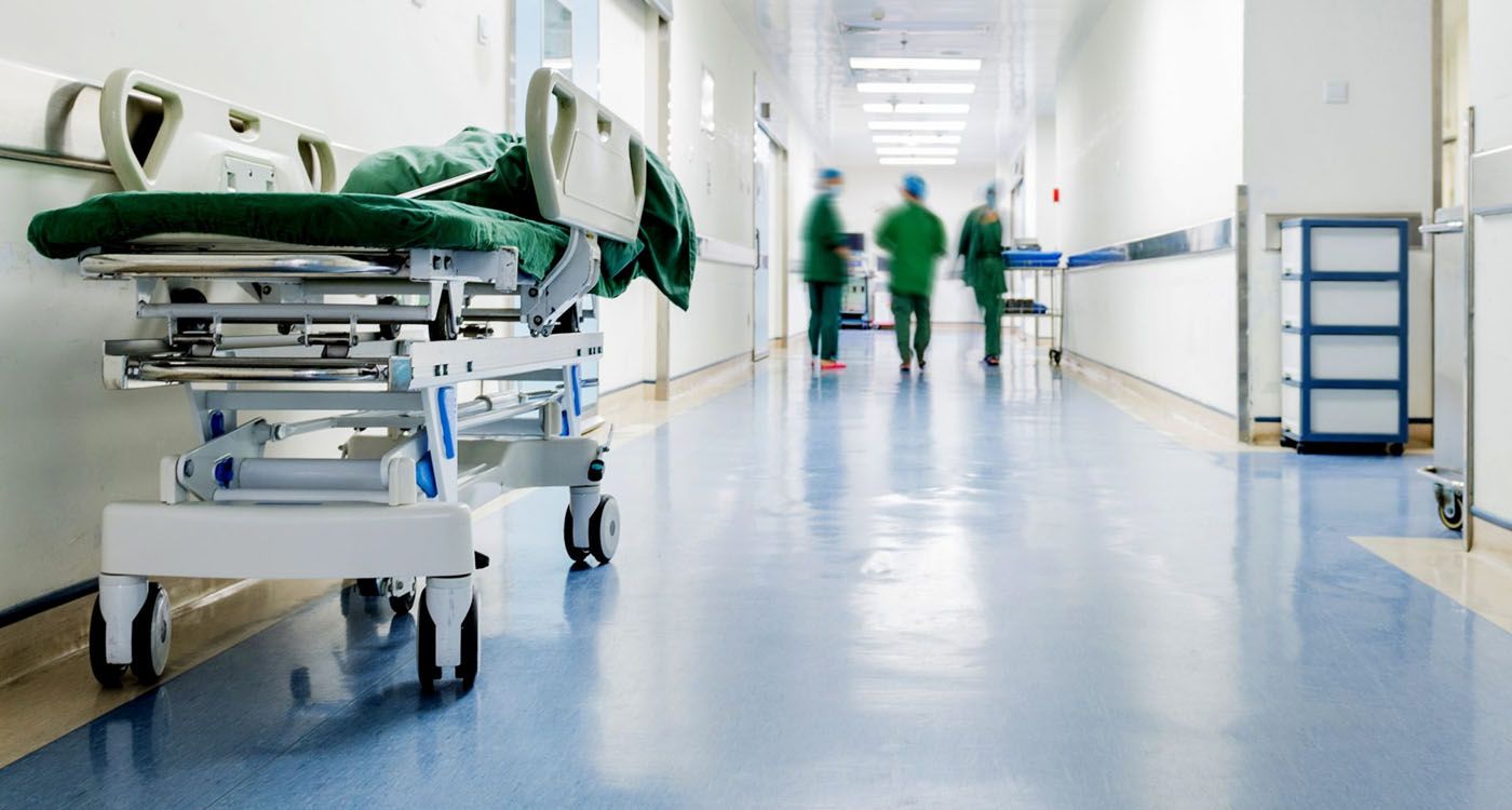 Qadın sevgilisinin başına butulka ilə ZƏRBƏ ENDİRDİ