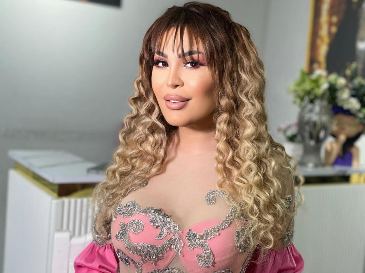 Azərbaycanlı müğənni "Seabreez"də yarım milyonluq EV ALDI