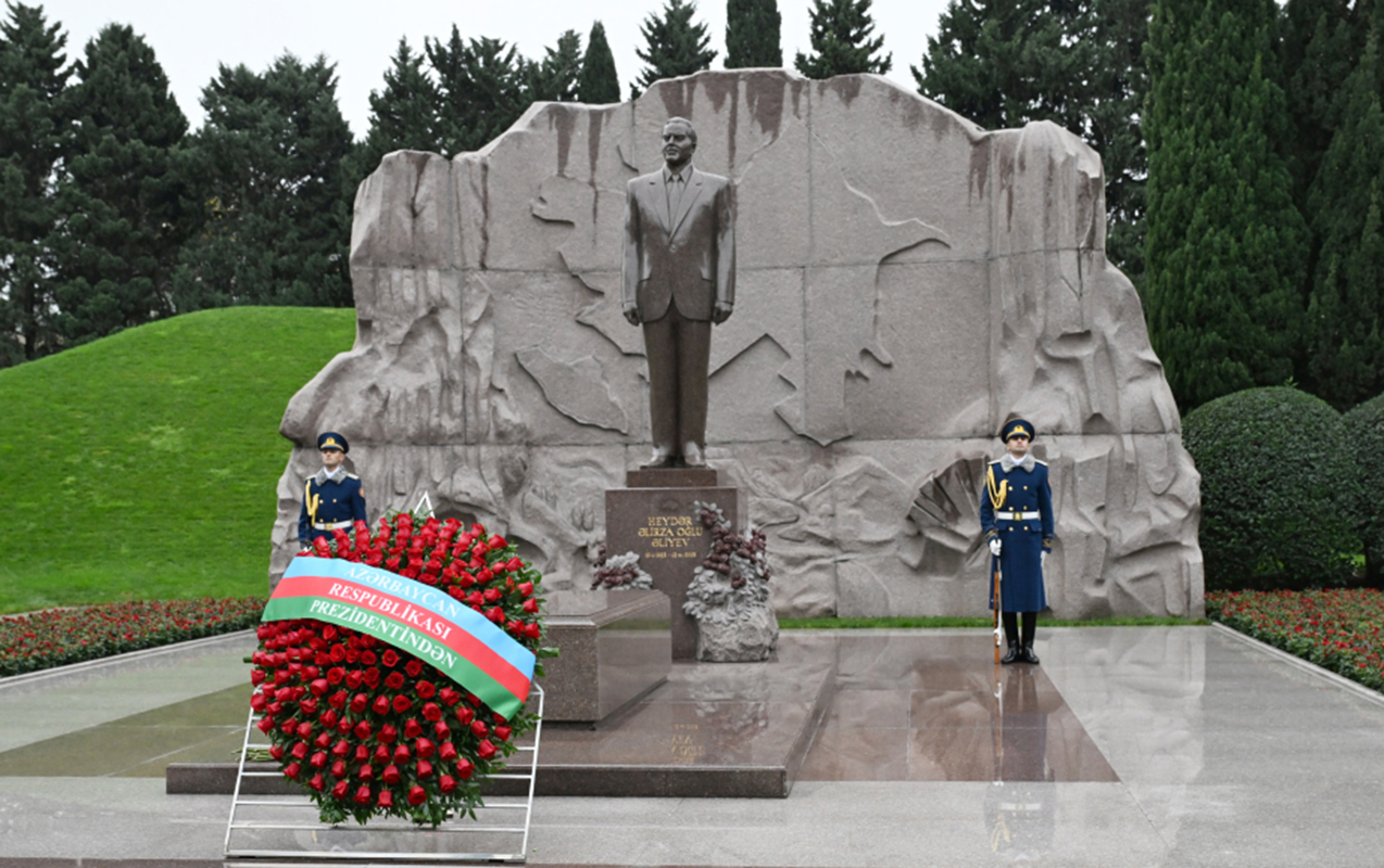 Prezident və xanımı Heydər Əliyevin məzarını ziyarət etdi