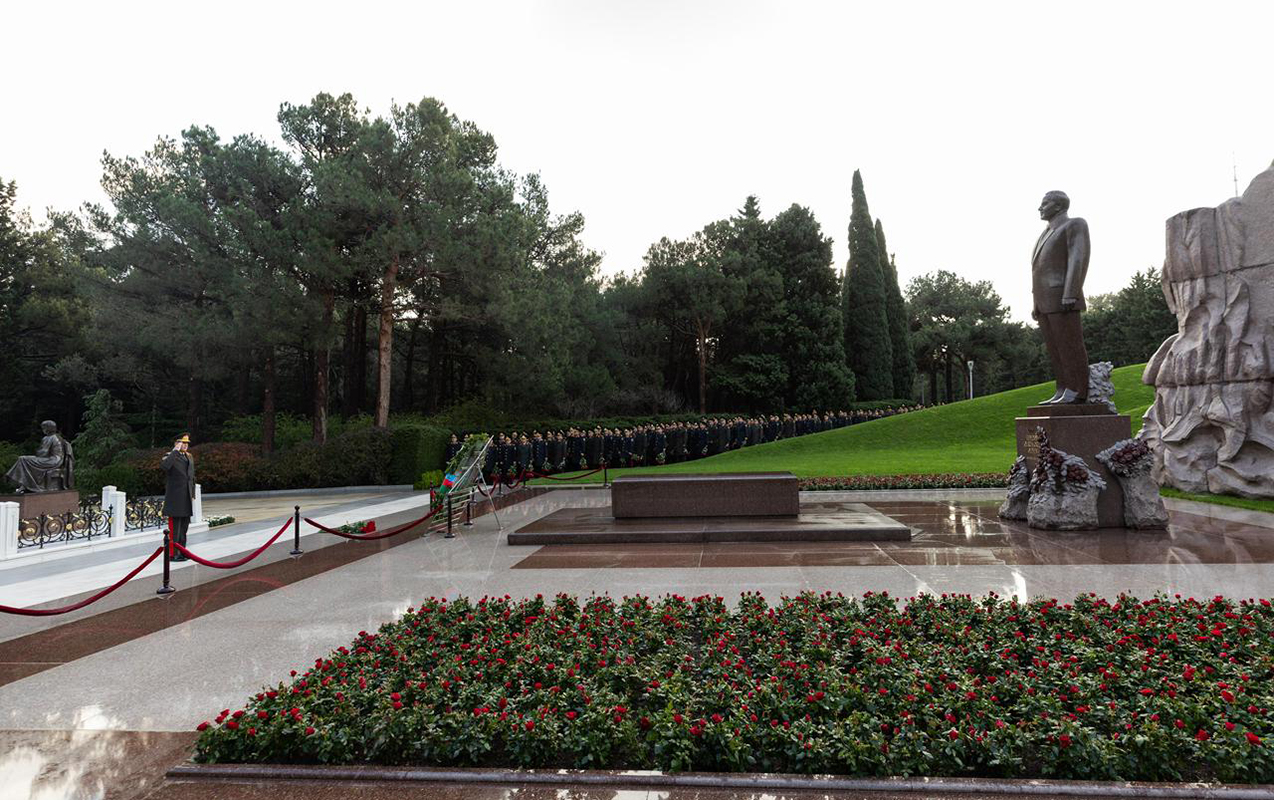 DİN-in şəxsi heyəti Ulu Öndərin xatirəsini yad etdi - VİDEO