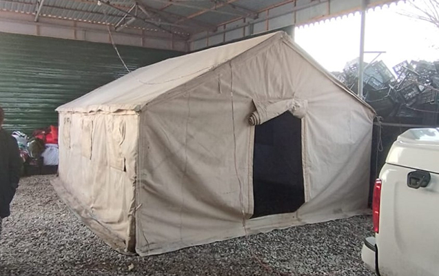 Evi yararsız vəziyyətə düşdü, çadır qurub verdilər-Video