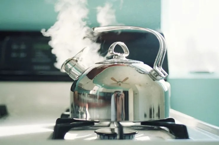 Azərbaycanda gəlin qayınanası və baldızını qaynar çayla yandırdı