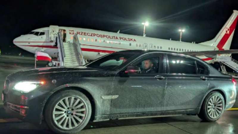 Bu ölkə prezidenti çirkli avtomobillə qarşılandı