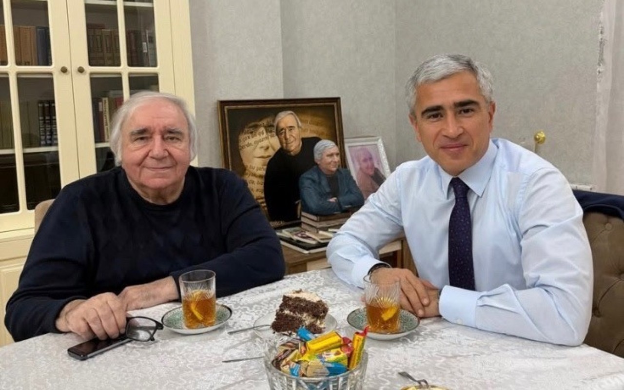 Anar Ələkbərov Xalq yazıçısını evində təbrik etdi