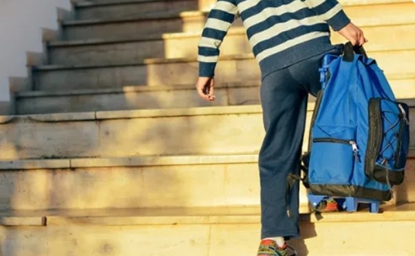 Məktəbli çantalarının ağırlığı: Nazirlik məsuliyyət daşıyırmı? - AÇIQLAMA