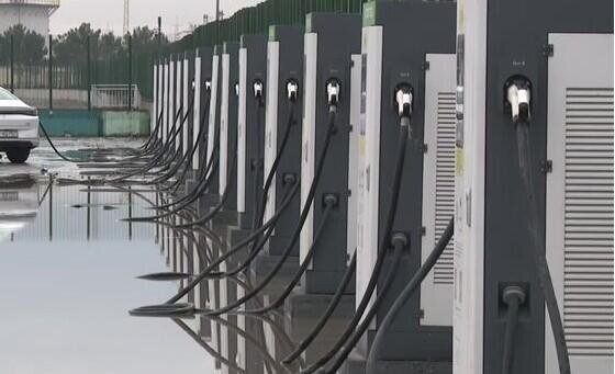 Bakıda elektrikdoldurma məntəqəsi su altında qaldı - VİDEO​​​​​​​