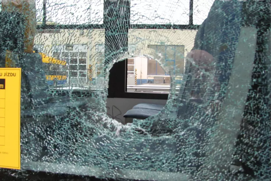 Qubada sərnişin avtobusu ana və övladını vurdu - Ölən var