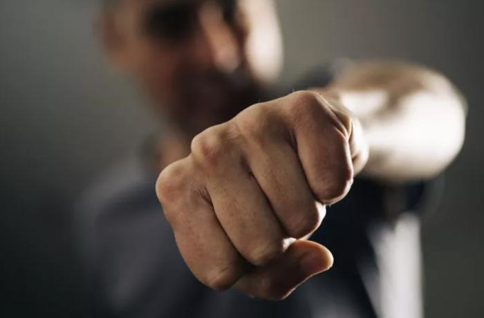 Ağcabədidə 67 yaşlı kişi qızını döyən kürəkənini cəzalandırdı