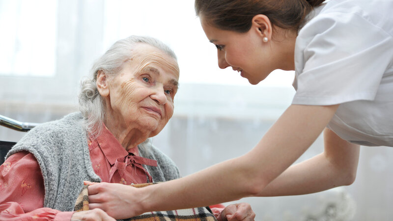 Bakıda dayə qulluq etdiyi yaşlı qadını döydü