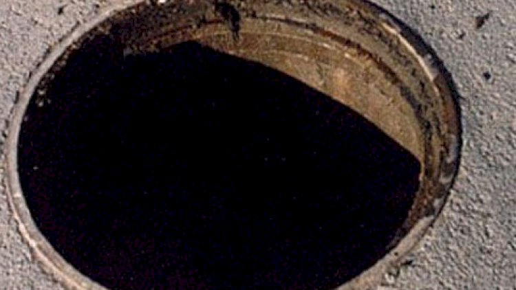 2 yaşlı uşaq kanalizasiya quyusuna düşüb öldü