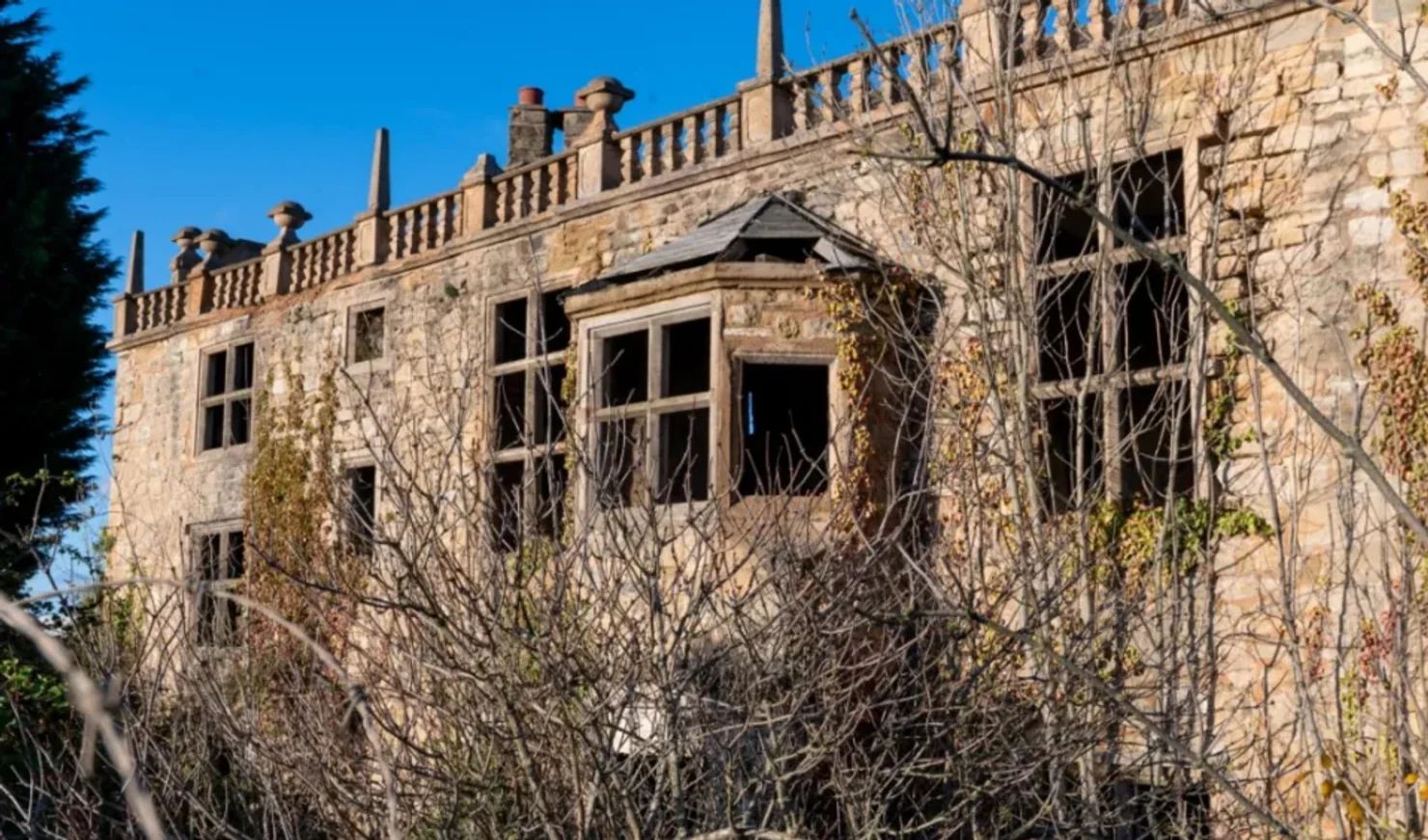 30 ildir boş qalan "Həkim evi" yenidən satışda