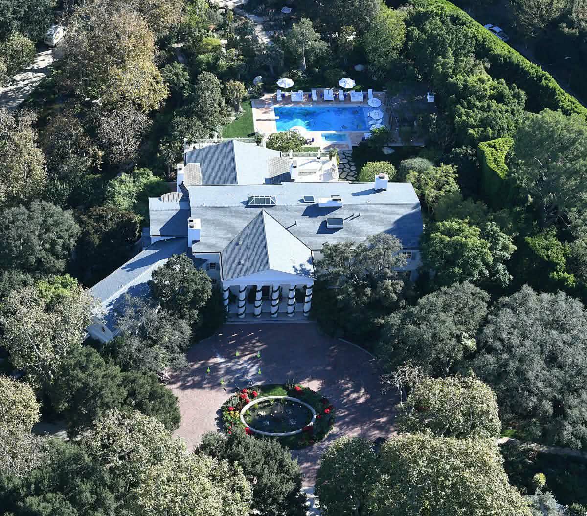 Jeff Bezos malikanəsinin həyətinə "kosmik gəmi" yerləşdirib - FOTO