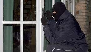 Evdən pul oğurladı, yerinə saxtasını qoydu