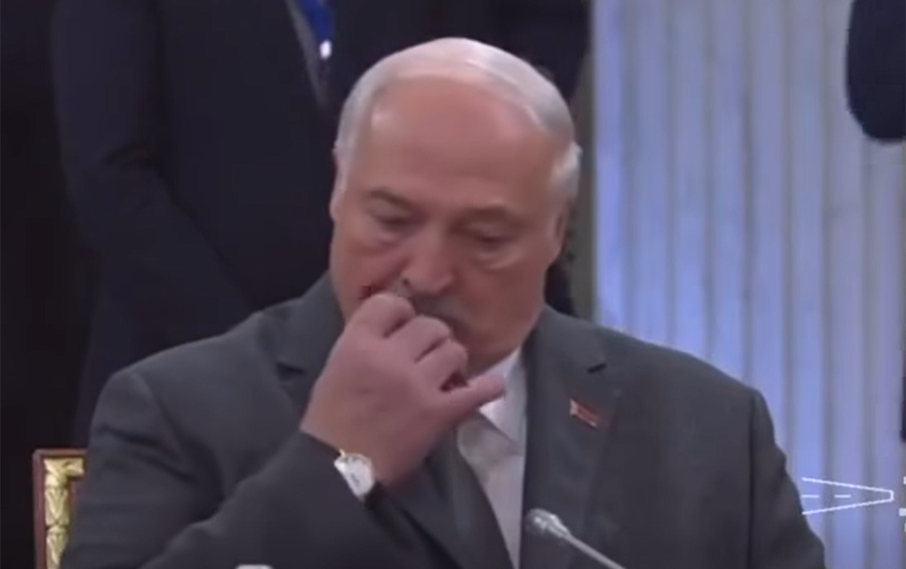 Putinin çıxışı zamanı etdiyi hərəkətlə gündəm oldu - VİDEO