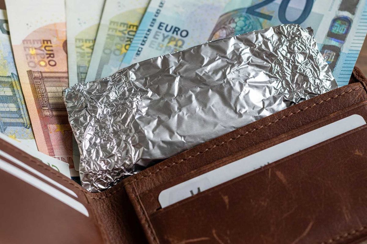 Çinlilər niyə daim pulqabılarında alüminium folqa gəzdirir?