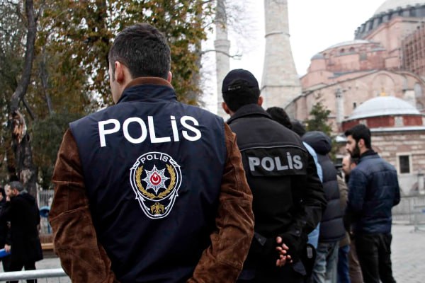 İstanbulda böyük əməliyyat: 22 məmur saxlanıldı