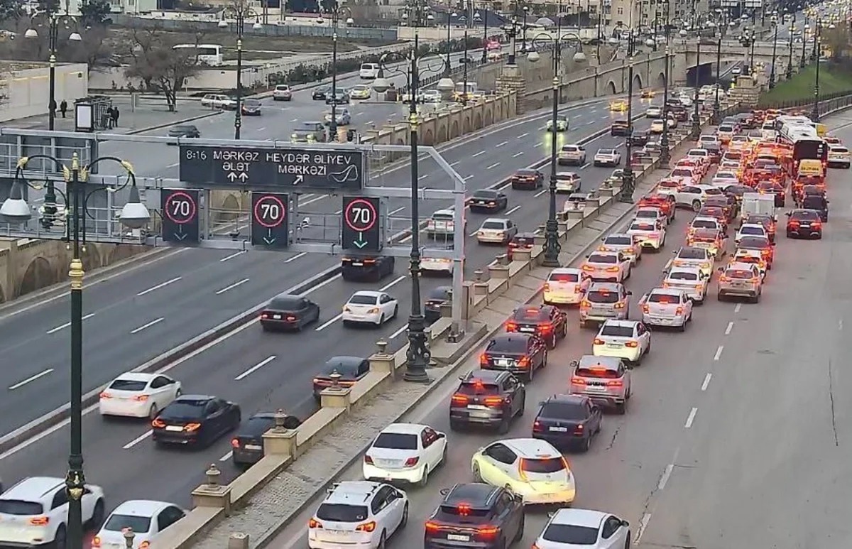 Paytaxt yollarında tıxac yarandı - SİYAHI