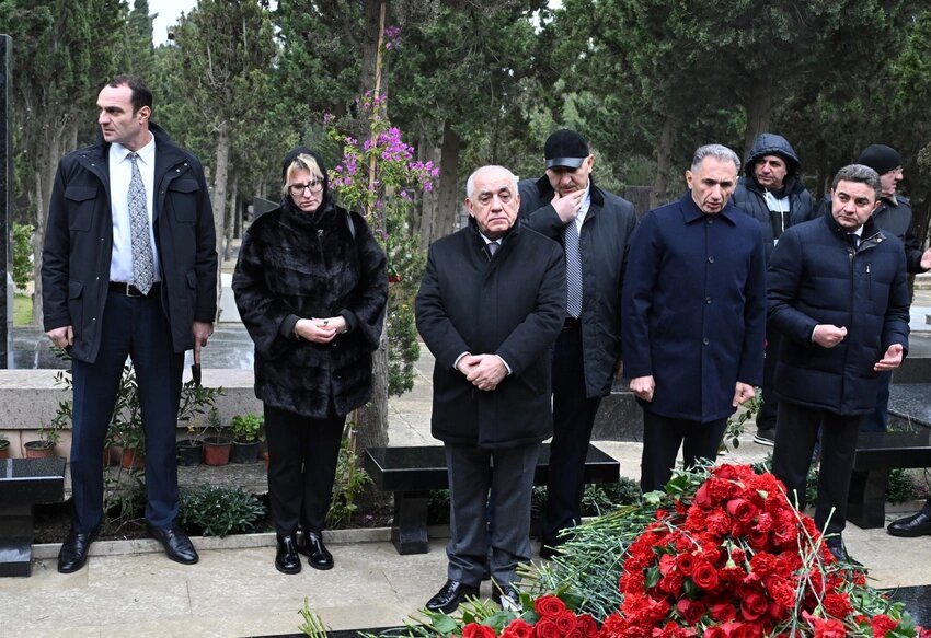 Əli Əsədov həlak olan ekipaj üzvlərinin məzarlarını ziyarət etdi - FOTO