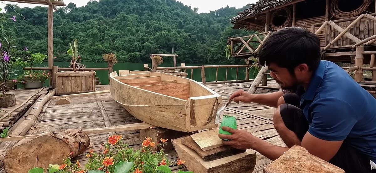 İnsanlara tab gətirmədiyi üçün suyun ortasında kənd tikdi