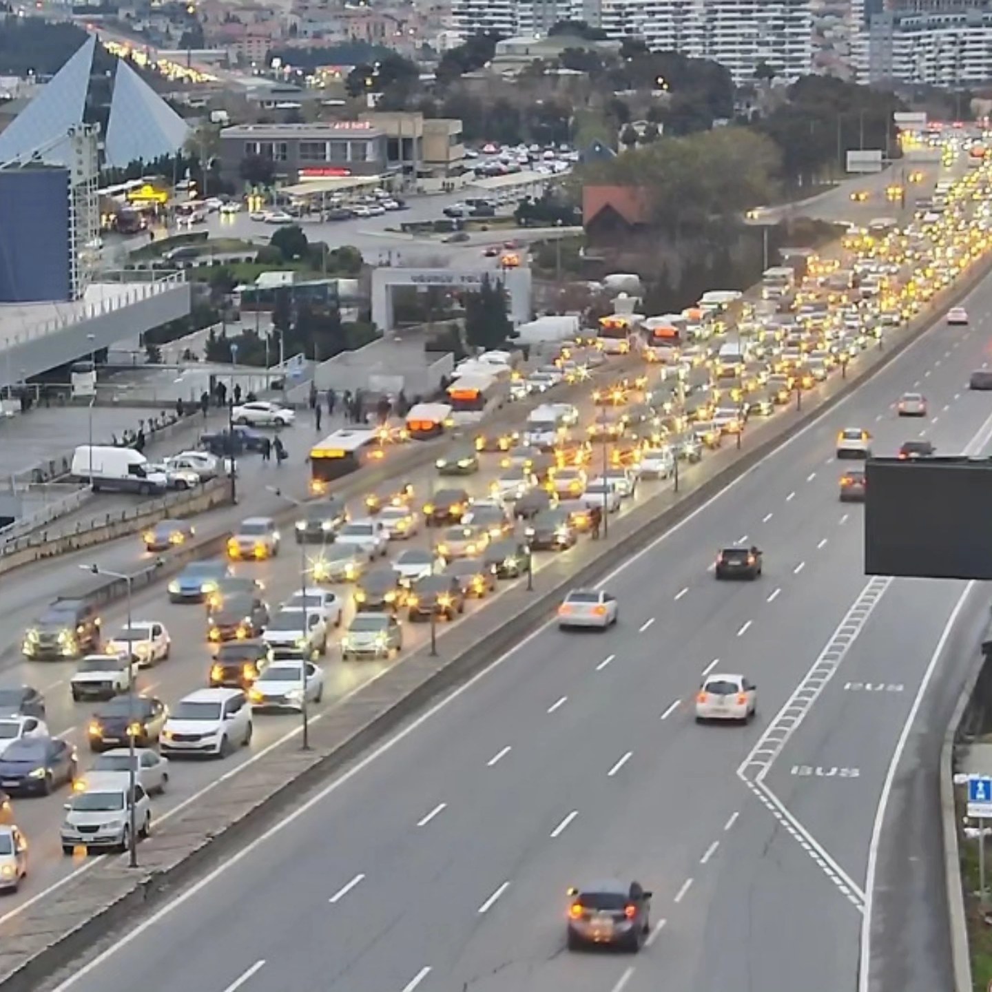 Sürücülərin NƏZƏRİNƏ: Paytaxtın bir sıra yollarında tıxac var - SİYAHI