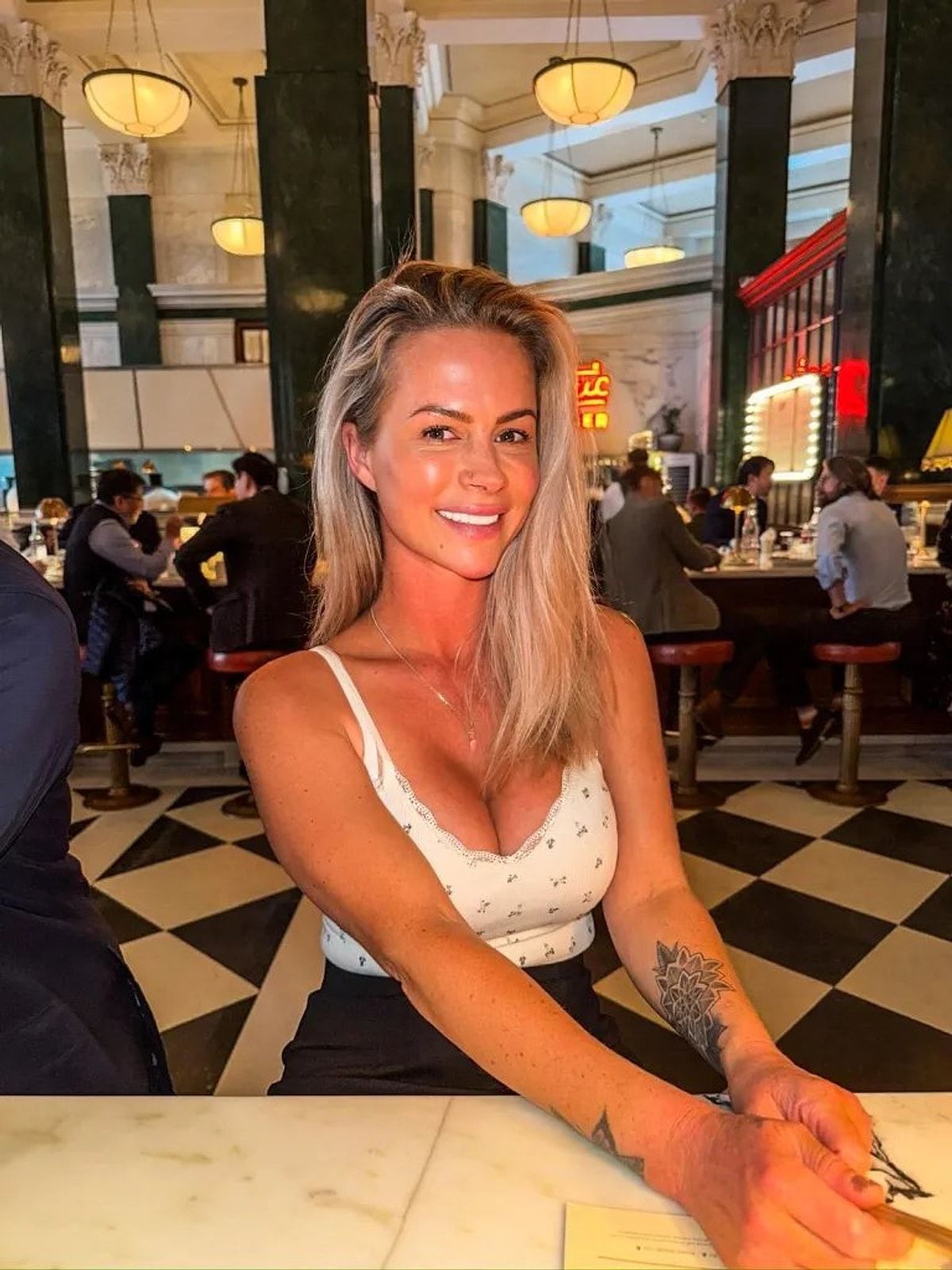 Yardım pulları ilə gözəllik prosedurları etdirdi