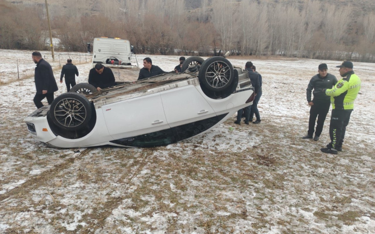 Qaz xəttinə çırpılan maşın aşdı-FOTO