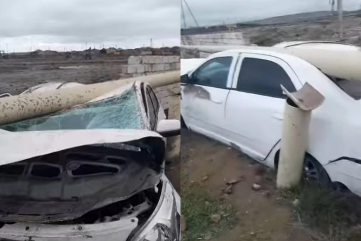 Bakıda minik avtomobili yol kənarındakı maneəyə çırpıldı - VİDEO