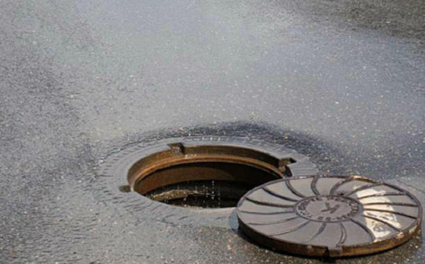 Kişi 15 metrlik kanalizasiya quyusuna düşdü - VİDEO