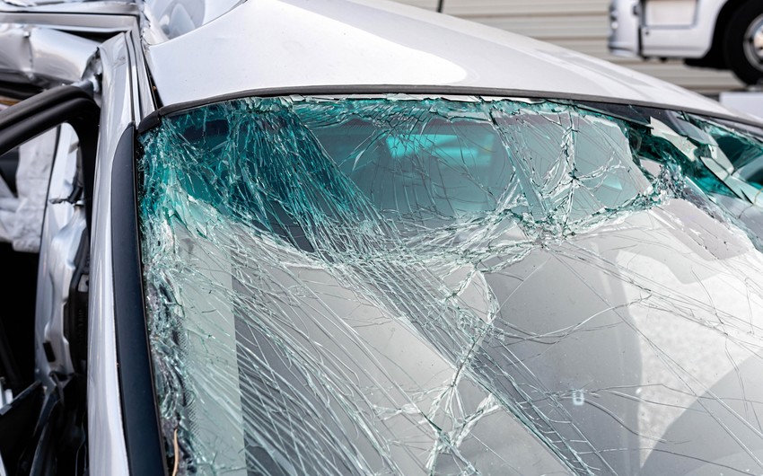 Goranboyda avtomobil ağaca çırpılıb, 2 nəfər ölüb