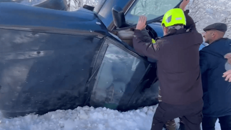 İsmayıllıda avtomobil aşdı, vətəndaşlar belə xilas edildi - VİDEO