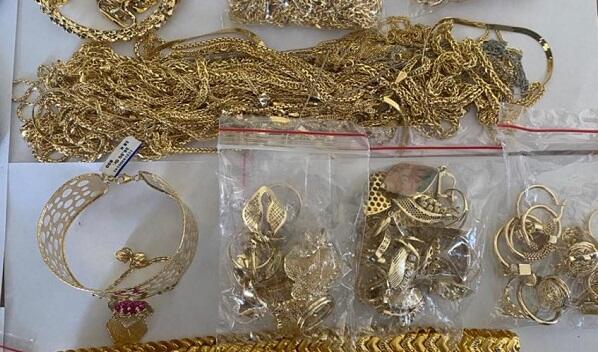 Evi yandıracağı ilə hədələyib, pulunu, qızılını oğurladı