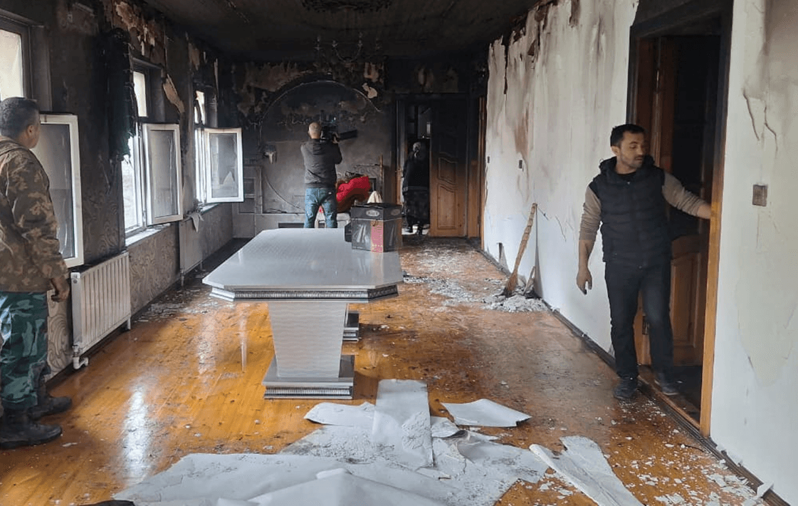 Oğrular mürəbbə yeyib evi yandırdılar - FOTO