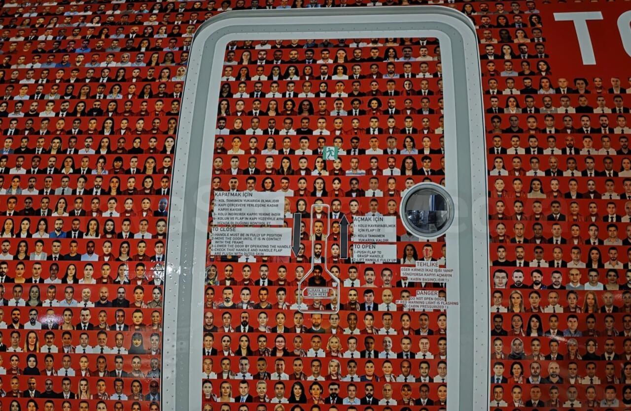 100 min işçinin şəklini təyyarəyə vurdular - FOTO