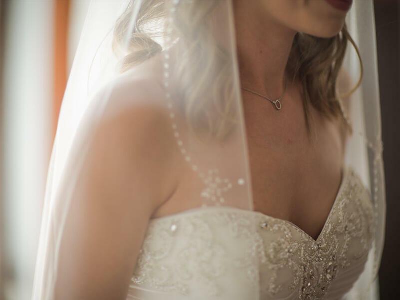 Toy günü atanın gəlinə hərəkəti müzakirə yaratdı -VİDEO