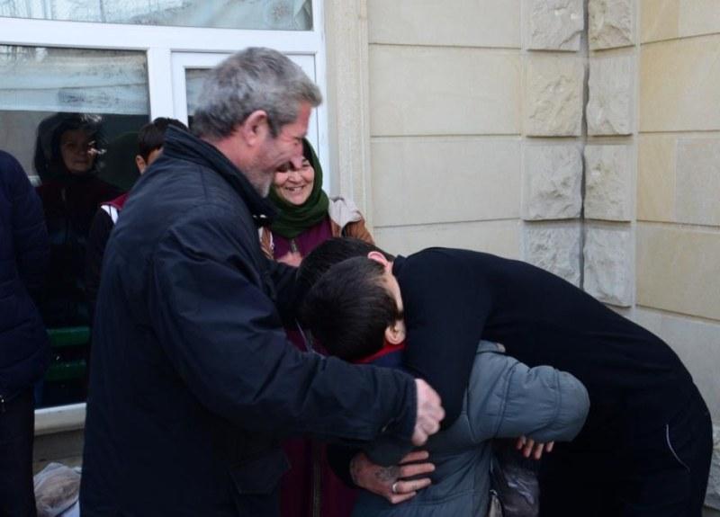 Azərbaycanlı tanınmış müğənni AZADLIĞA BURAXILDI -ANBAAN GÖRÜNTÜSÜ