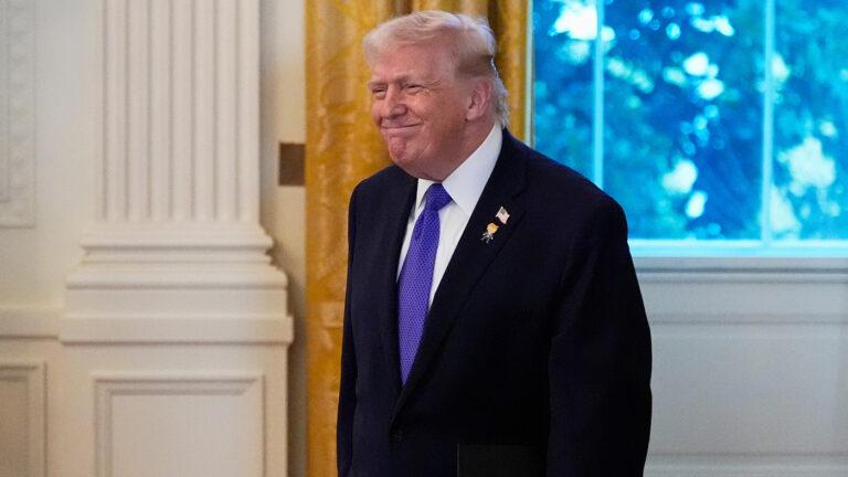 Tramp özünü "Venesuela prezidenti" elan etdi