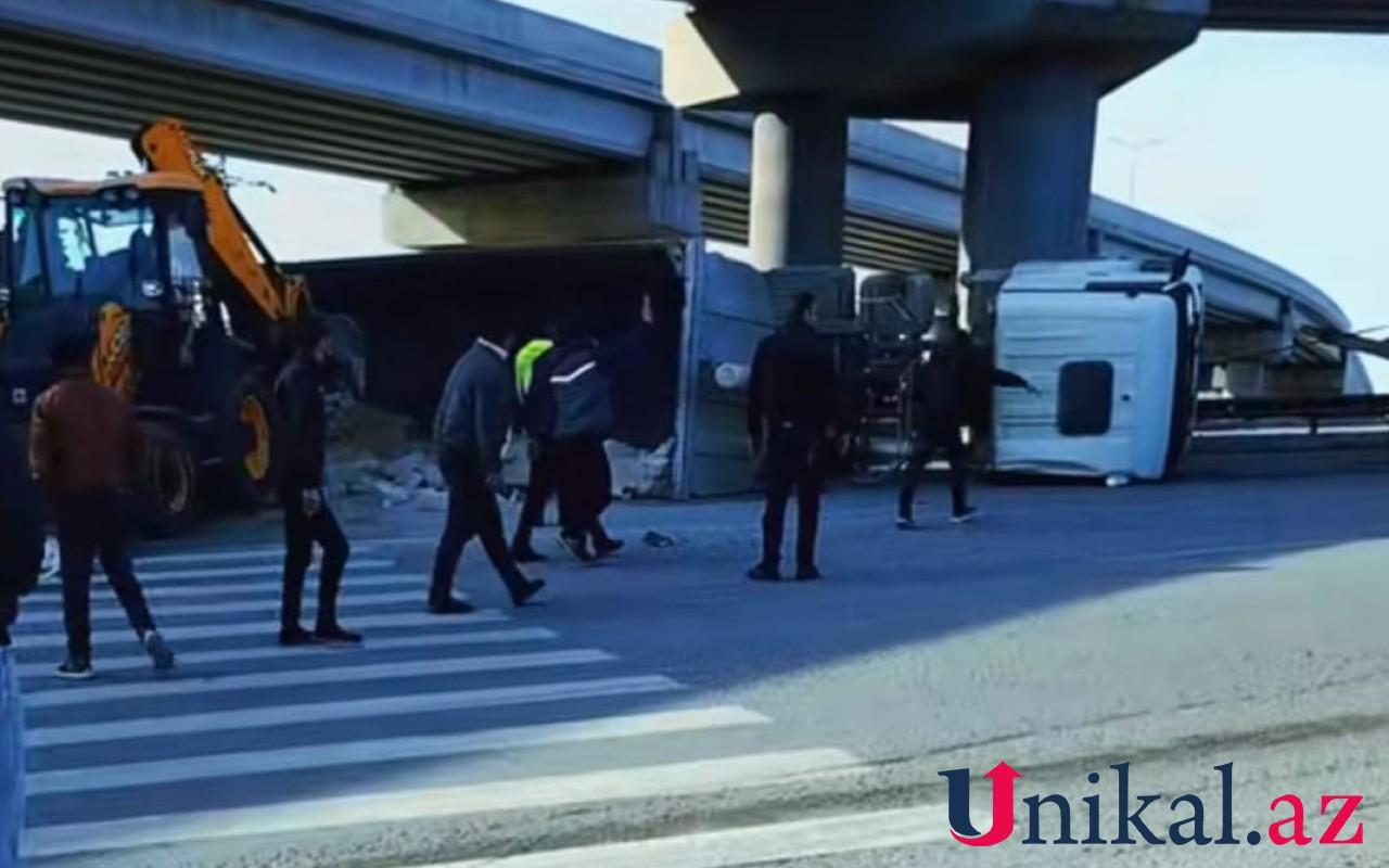 Sulutəpə dairəsində yük maşını aşıb -VİDEO