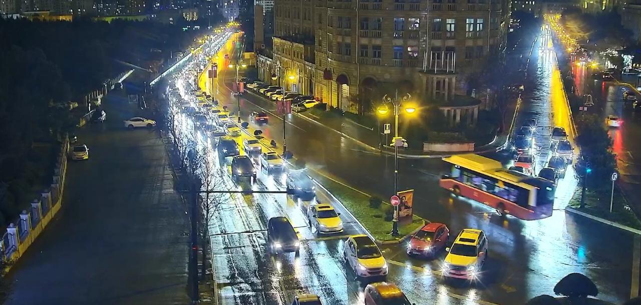 Alovlanan avtomobil Bakının mərkəzində nəqliyyatı iflic etdi - FOTO