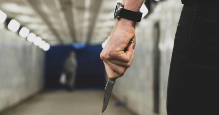 Qardaş qardaşı bıçaqladı