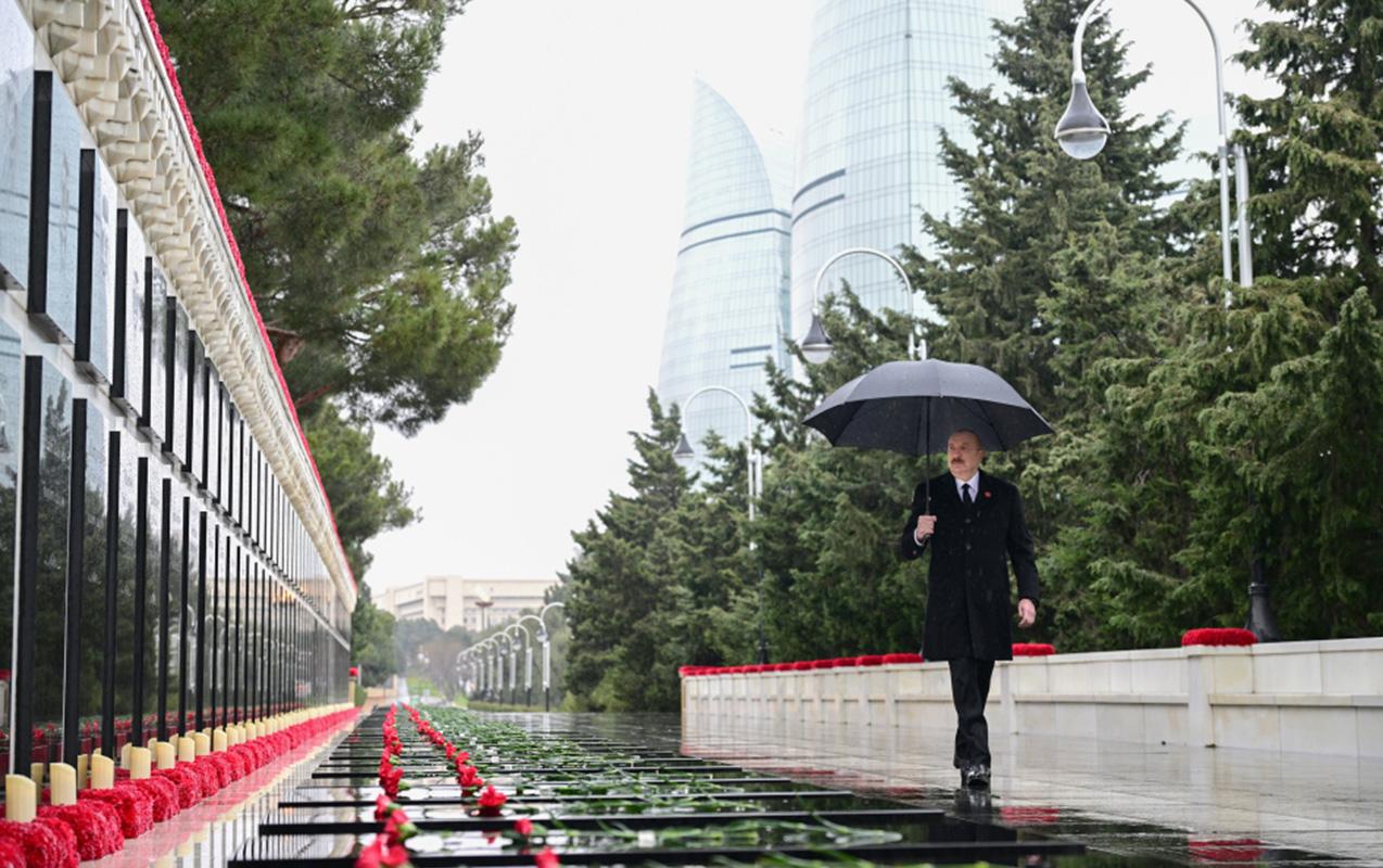 İlham Əliyev 20 Yanvar şəhidlərinin xatirəsini yad etdi - FOTOLAR