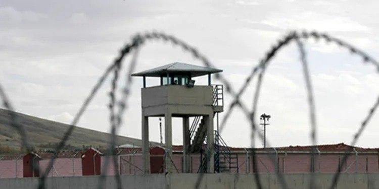 Ana həbsdəki övladına narkotik keçirmək istədi –FOTO