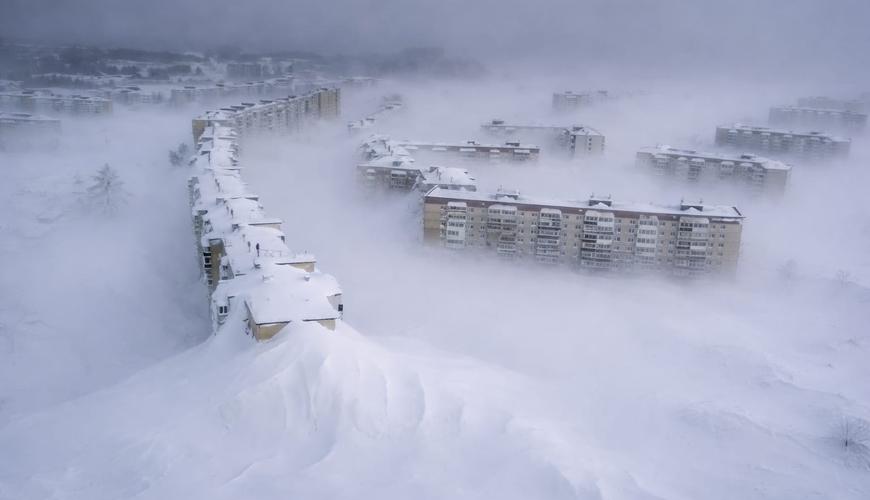 Binalar qar altında qaldı