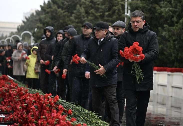 MEDİA nümayəndələri Şəhidlər xiyabanını ziyarət etdi - FOTOLAR