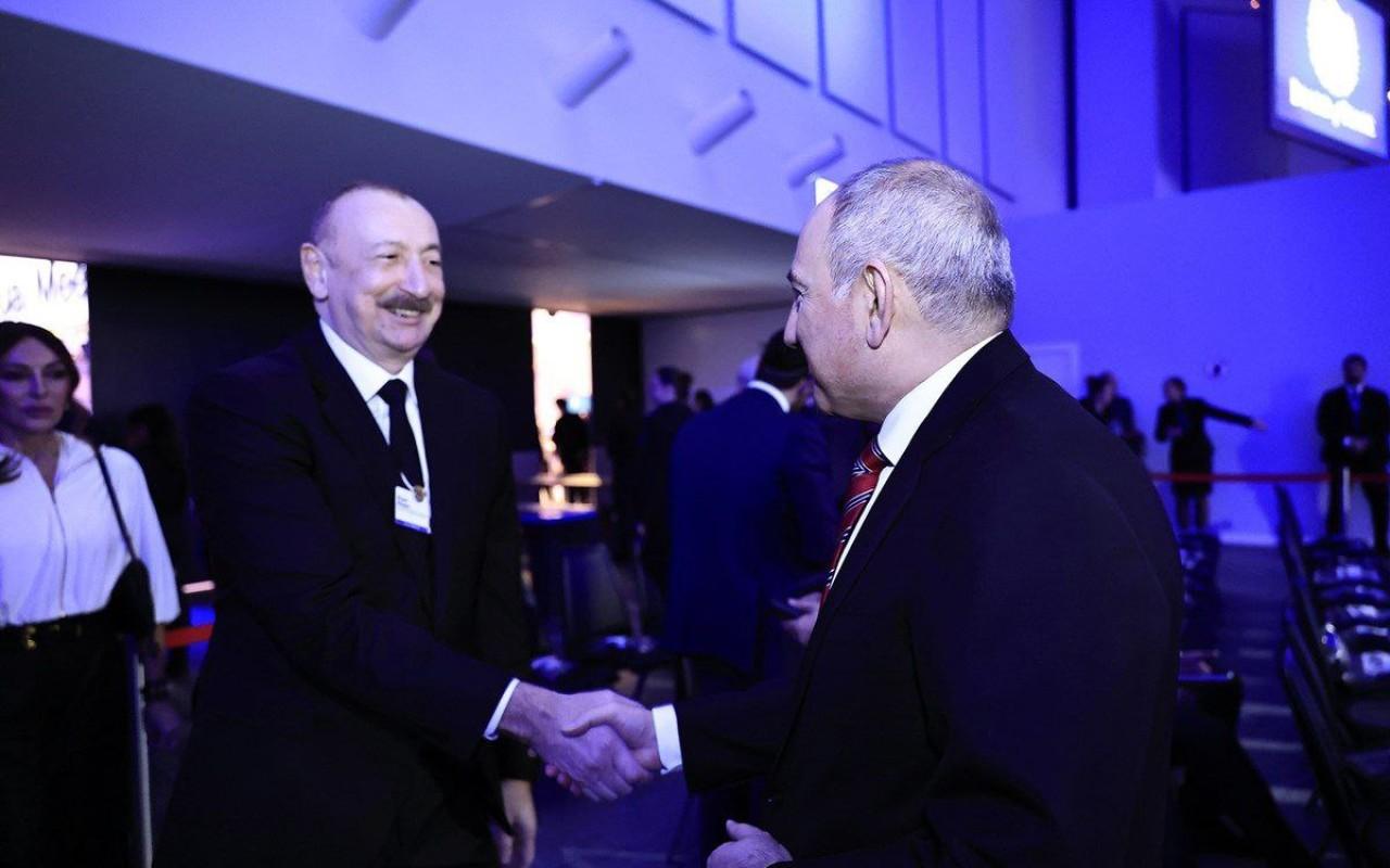 İlham Əliyev Paşinyanla ayaqüstü söhbət etdilər