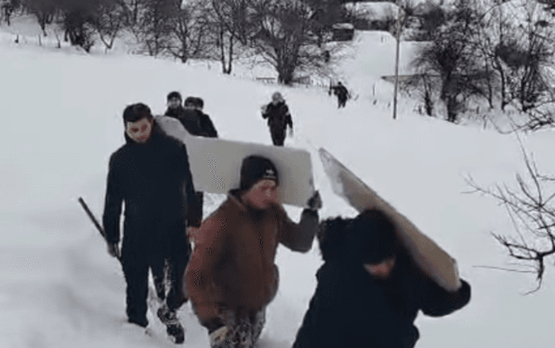 Elə qar yağdı ki, 3 gün öncə vəfat edən şəhid bacısı - İndi dəfn edildi